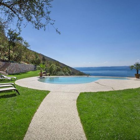 Villa Divina - Apt Icona Con Piscina E Vista Lago Castelletto Di Brenzone Luaran gambar