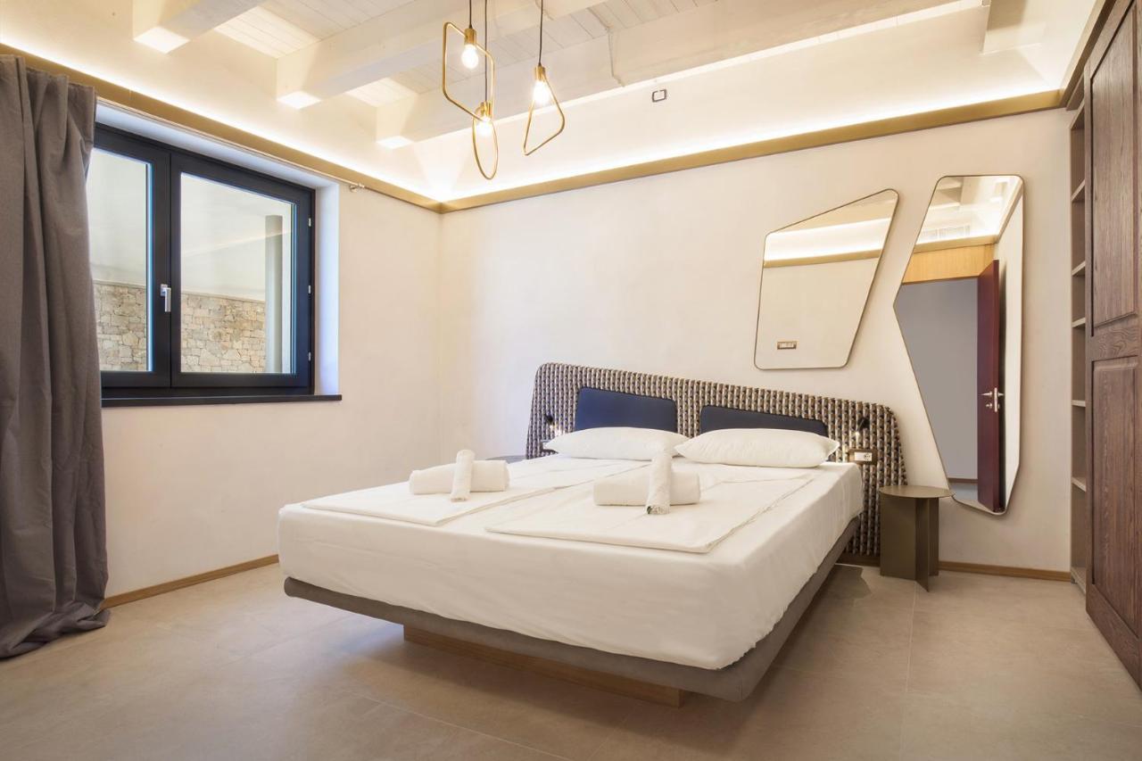 Villa Divina - Apt Icona Con Piscina E Vista Lago Castelletto Di Brenzone Luaran gambar