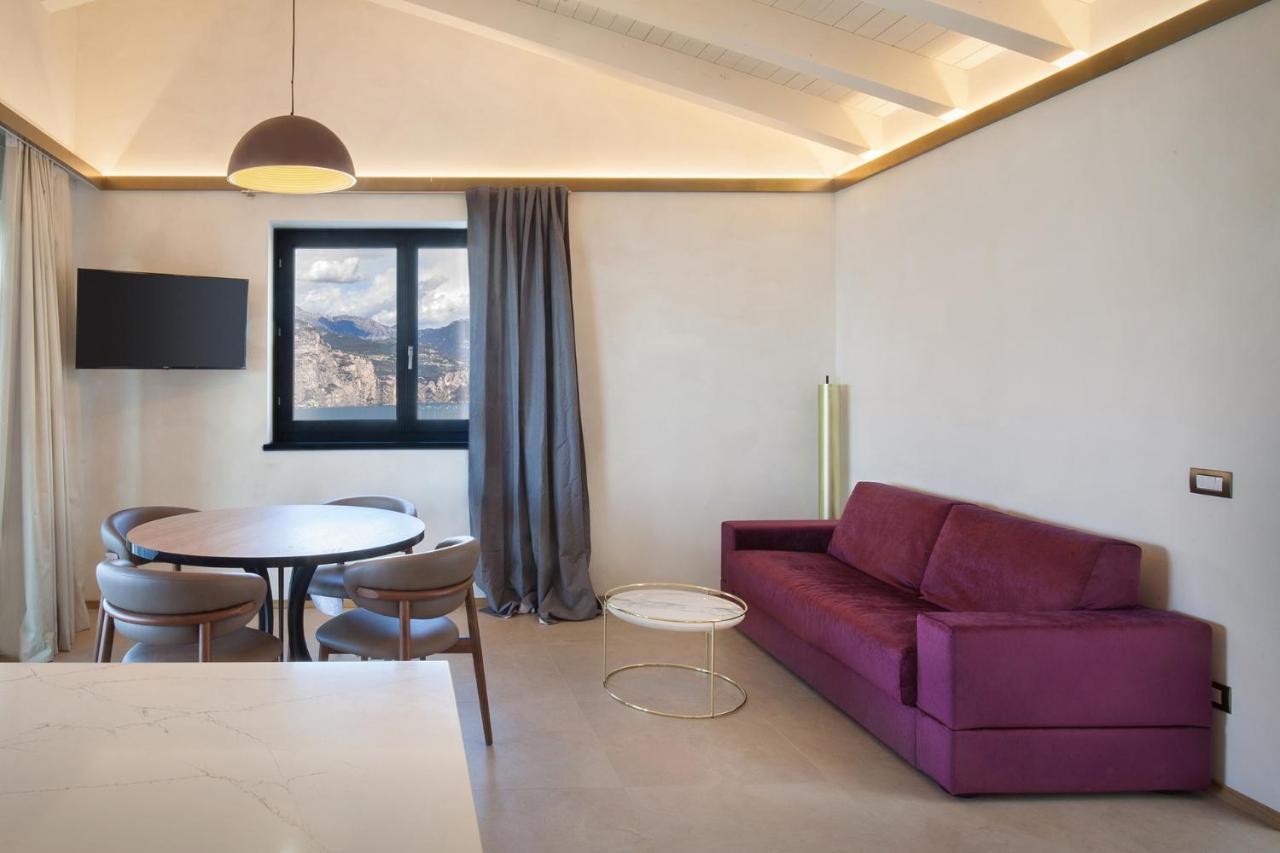 Villa Divina - Apt Icona Con Piscina E Vista Lago Castelletto Di Brenzone Luaran gambar